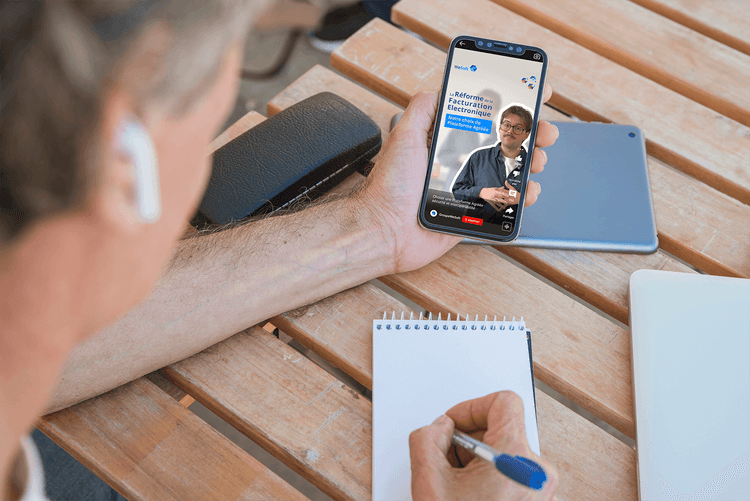 Personne prenant des notes en regardant la vidéo de WeSoft sur le choix de la plateforme agréée dans le cadre de la réforme de la facturation électronique