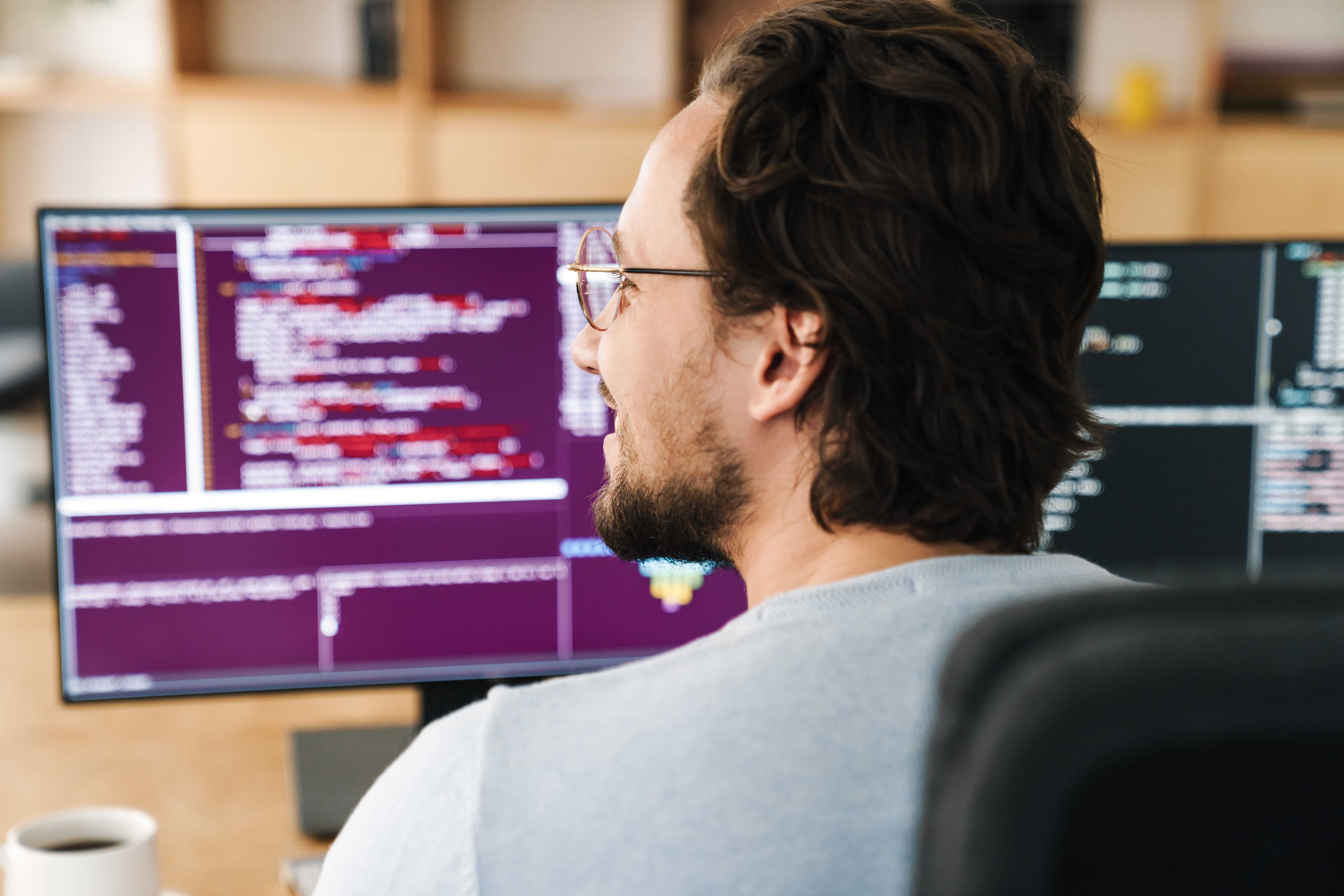 Un développeur Edilogic travaille sur les logiciels dédiés à la location d'équipements et au négoce de matériaux